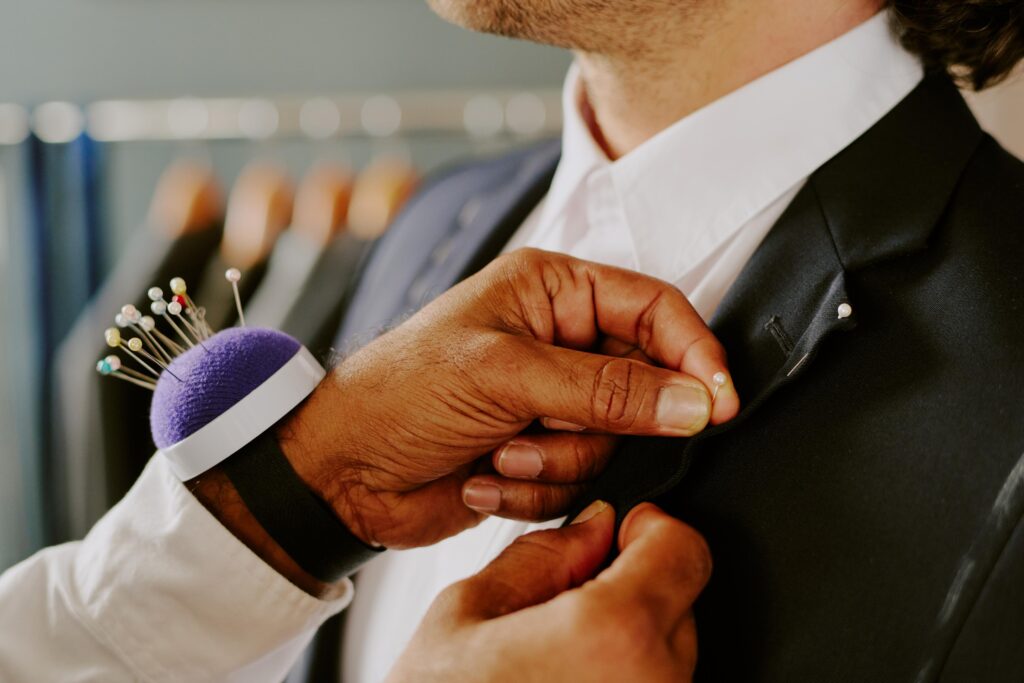 costume de marié Morteau élégant en boutique